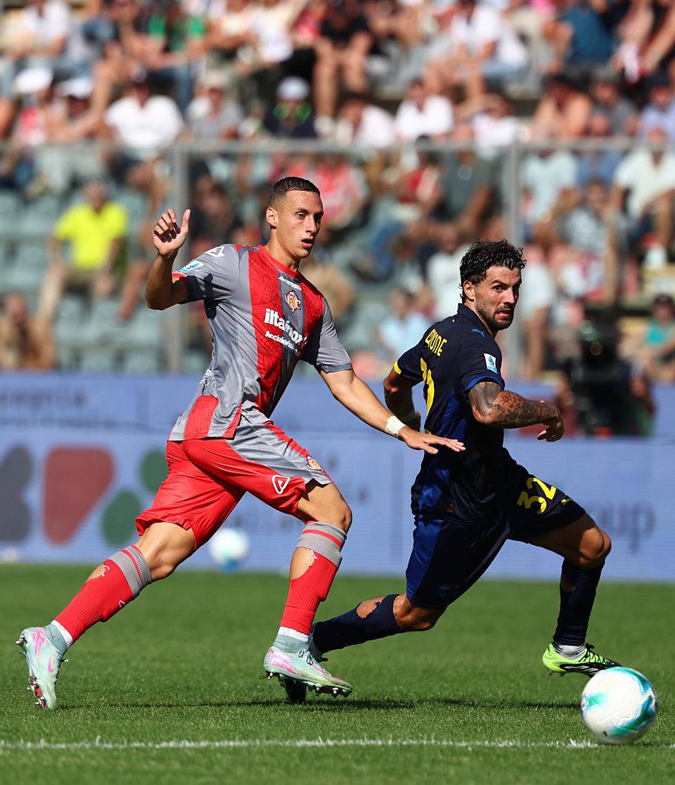 欧联杯次回合对决在即！阿森纳演练定位球，国际米兰密集防守应对的简单介绍